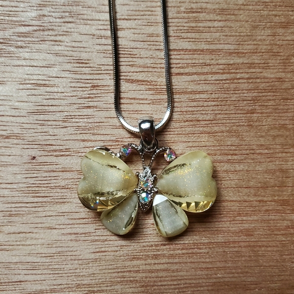 🌿 Shimmery Butterfly Necklace - Picture 2 of 2